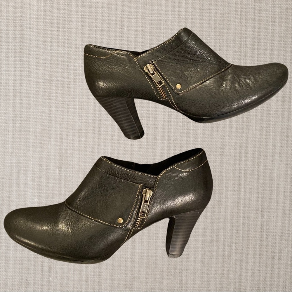 CLARKS Women’s Bendable Leather Zipper Booties